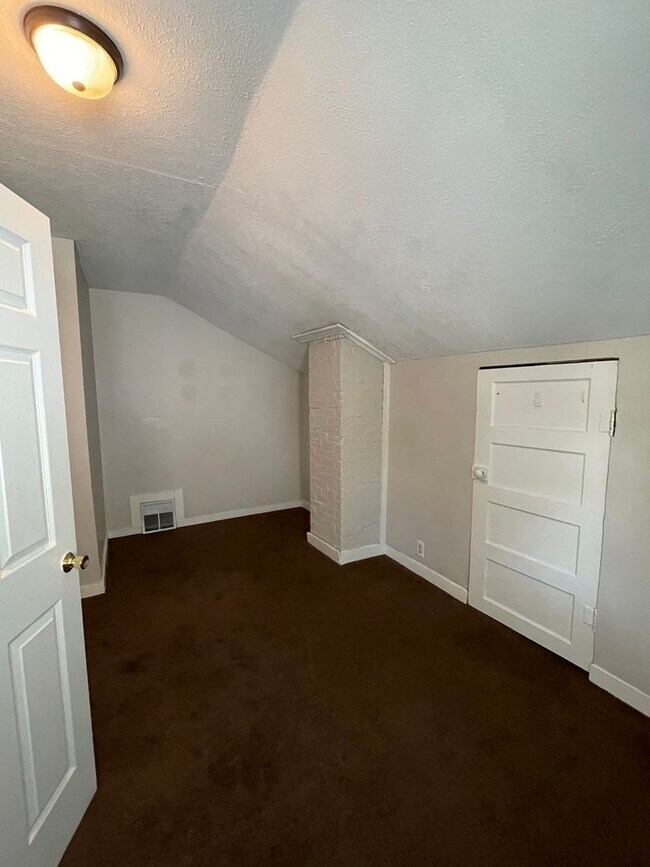 Building Photo - $200 off first months rent- Ball State Uni...