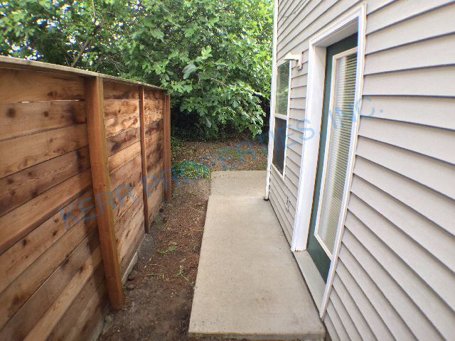 Building Photo - Charming 2-Bed Oasis with 1.5 Baths – Spacious 1250 Sq Ft Haven on SE Reedway!