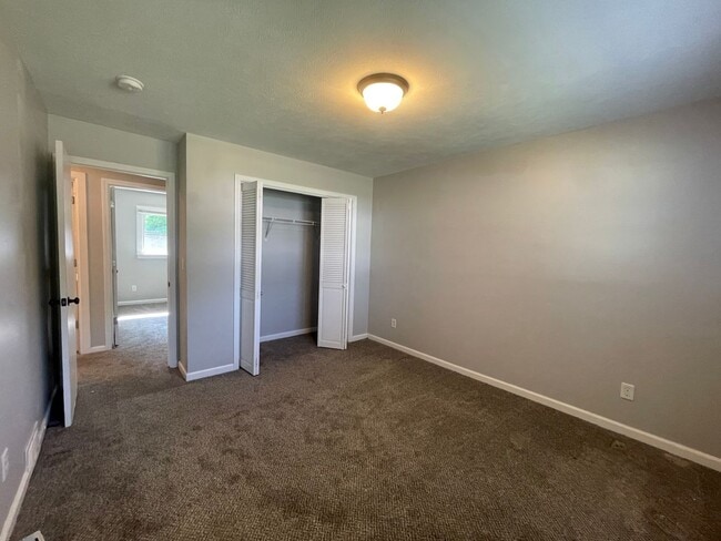 Building Photo - Two Bedroom Duplex on SE Side of Grand Rap...