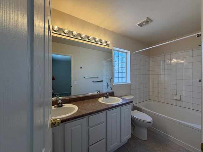 Building Photo - ~Available Now~ Beautiful Home in cul-de-sac with Open Floor Plan, Spacious Loft & Private Fenced...