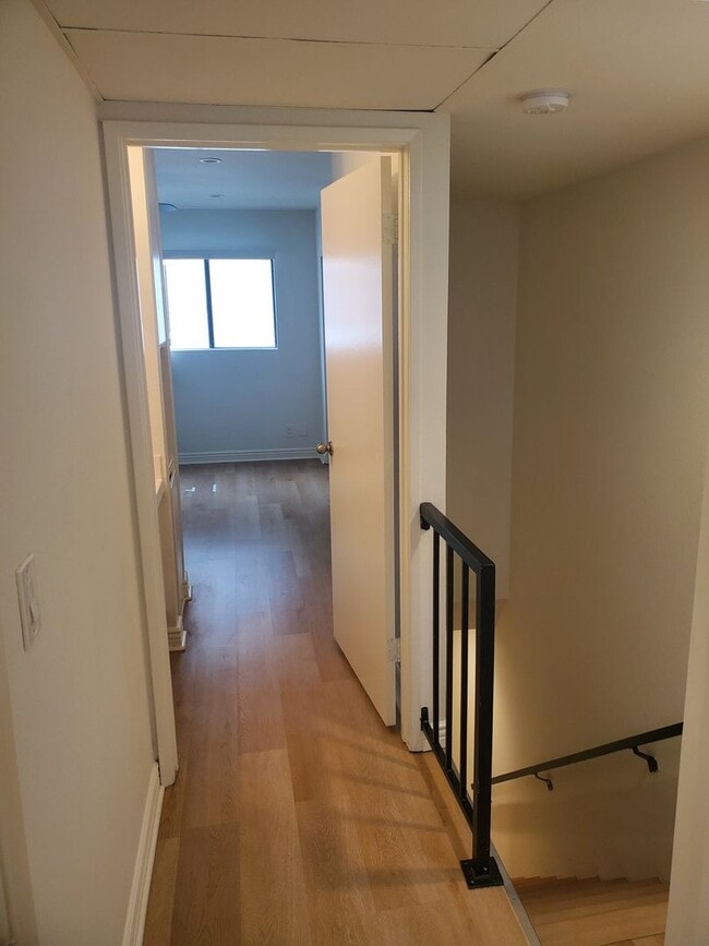 Building Photo - 2 BED + 2 1/2 BATH IN VENICE