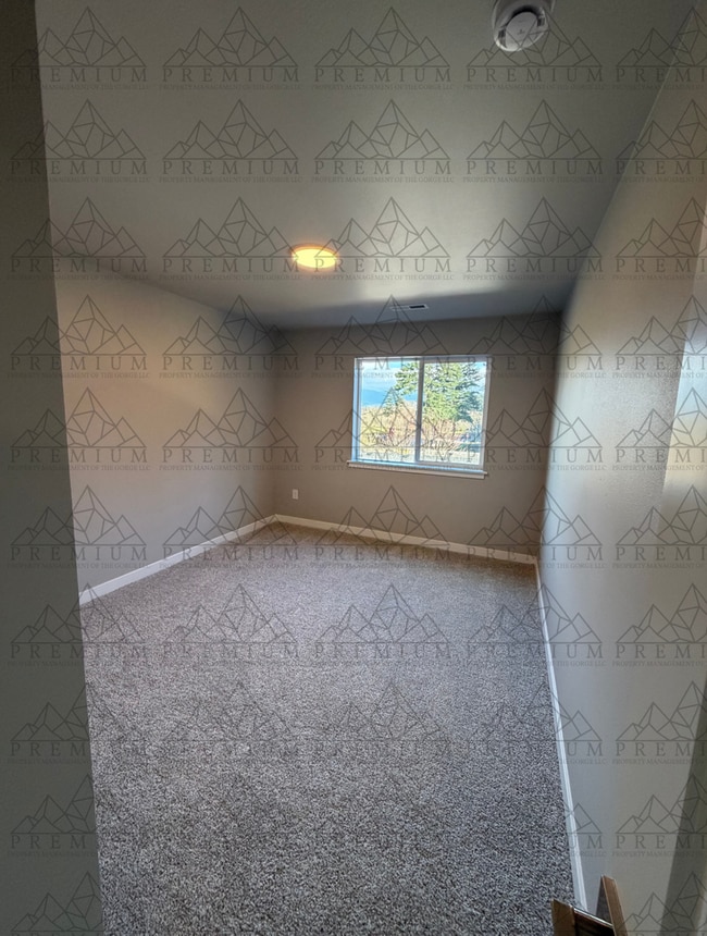 Building Photo - 1026 SE Warco Dr