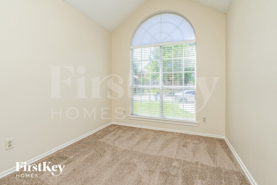 Building Photo - 2021 Greenview Dr