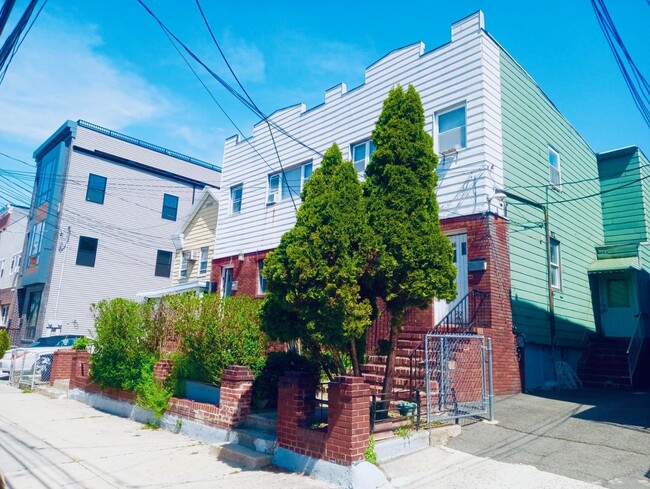 Building Photo - 18 Beacon Ave