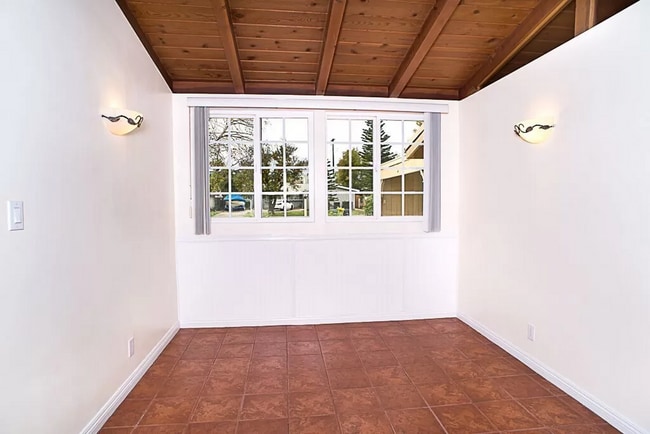 Building Photo - Unique 3 Br 2 Ba House in a Quiet Neighbor...