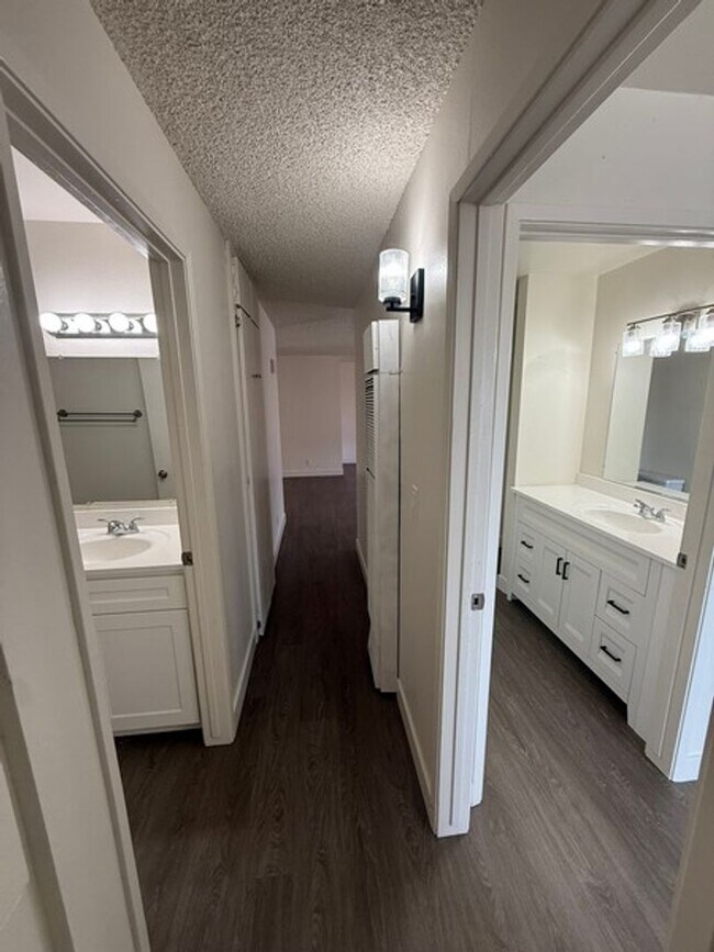 Building Photo - 3 bedroom apartment with a 1 car garage