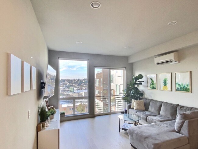 Building Photo - 2 Bed + Den 2 Bathroom Eastlake Townhome with Spectacular Views