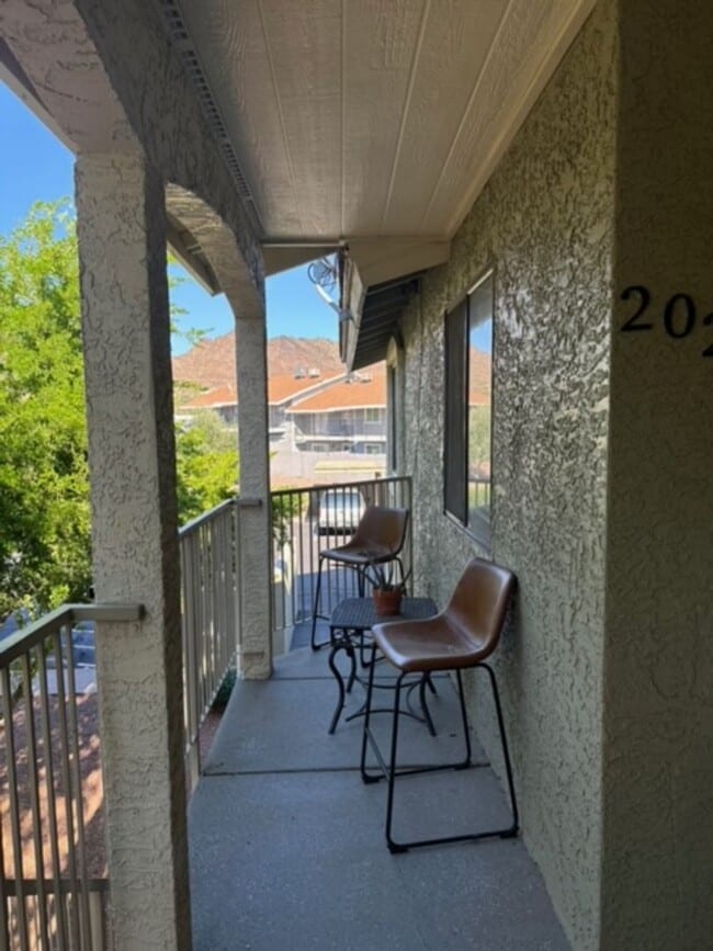 Building Photo - 2 bedroom 2 bath condo located in a gated community