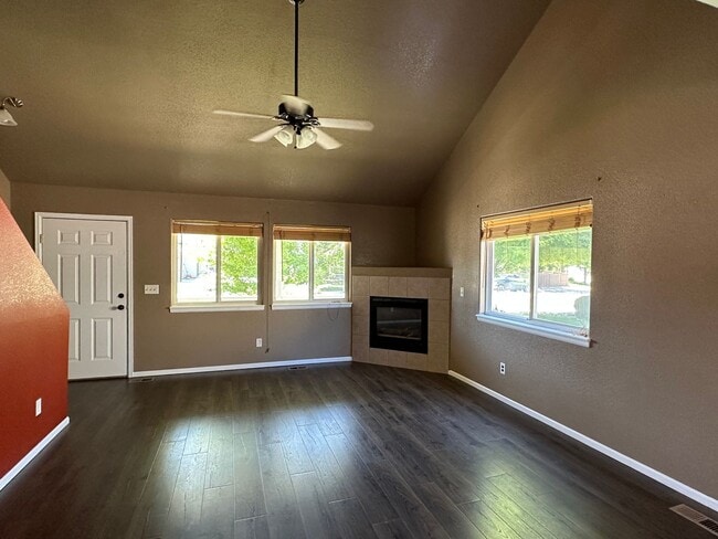 Building Photo - 3BD 3Bath Updated Home in Great Condition!