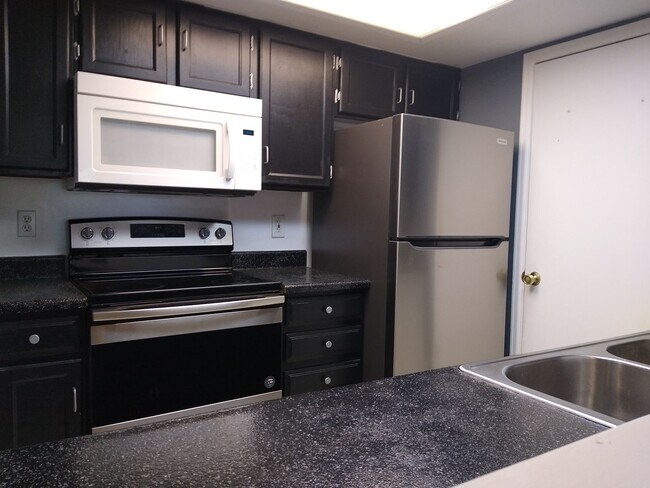Building Photo - Awesome 2 Bedroom 2 Bath Condo w/ Garage P...