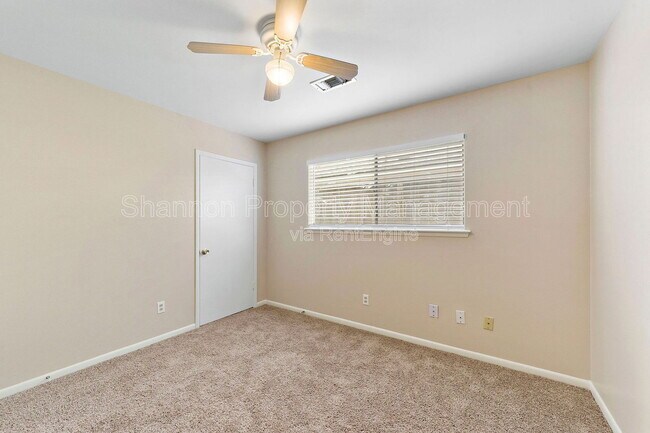 Building Photo - 5522 Ariel St