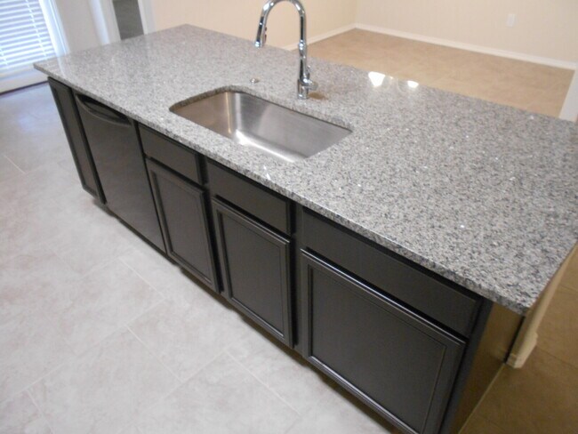 Building Photo - 6 or 12 month lease! Half off first full m...