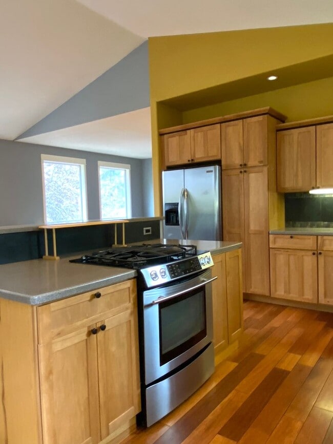 Building Photo - Spacious 3 BR w/ all wood floors and great midtown Bend location