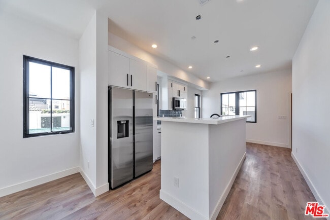 Building Photo - 1024 1/2 Masselin Ave