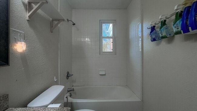 Building Photo - 1346 Tallwood St