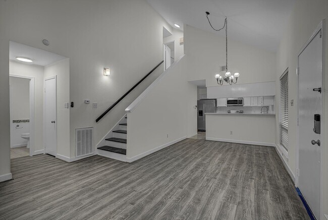 Building Photo - 13975 Hollowgreen Dr