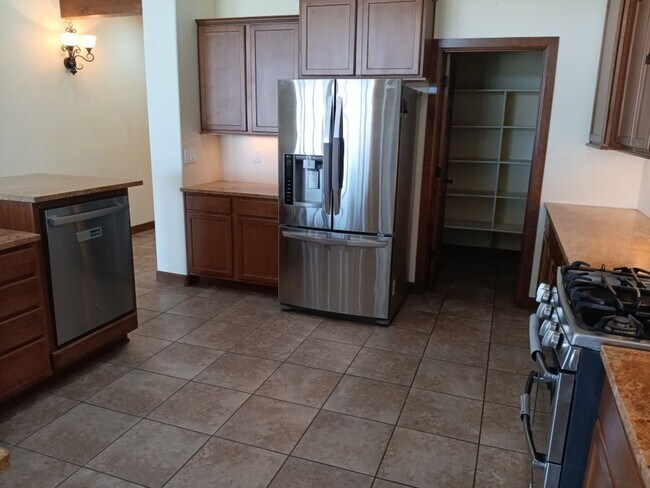 Building Photo - Stunning 5-bedroom, 2.5-bathroom home in R...