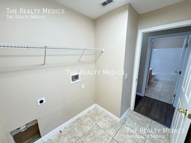 Building Photo - 321 Drum Ln