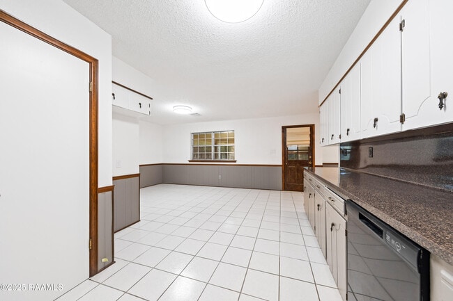 Building Photo - 102 Wisteria Dr