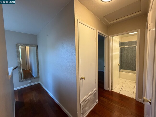 Building Photo - 6 Basin Ct