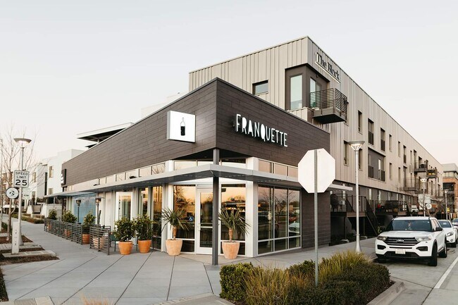 Building Photo - 465 Garden St