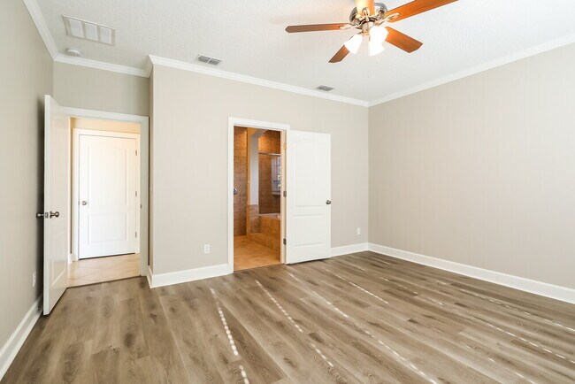 Building Photo - 2171 Club Lake Dr