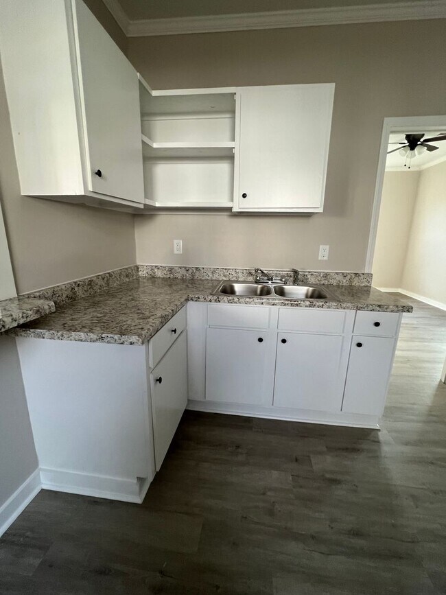 Building Photo - Cute corner lot available for August move-in