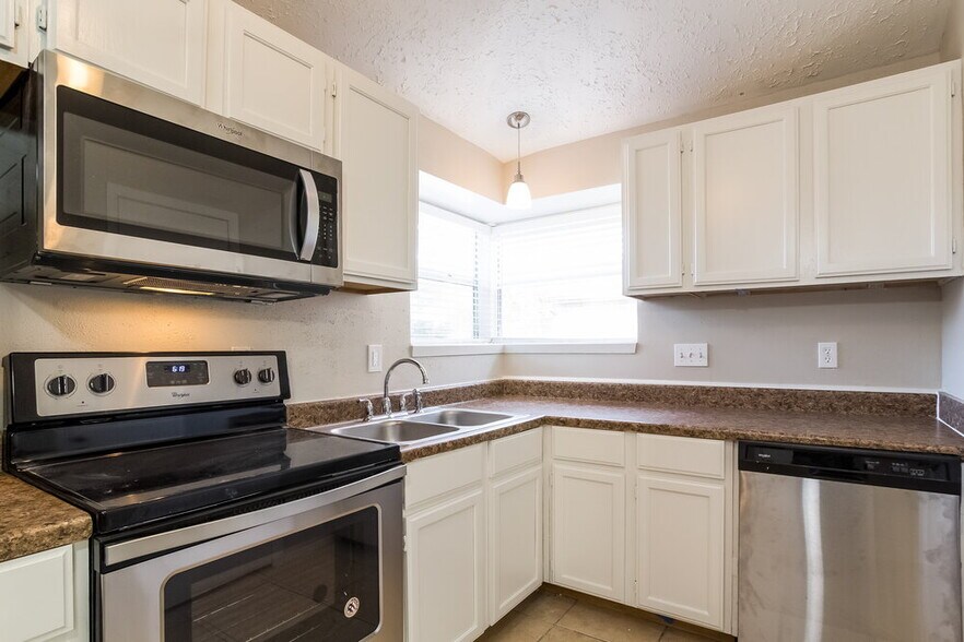 Building Photo - 7010 Foxmont Ln