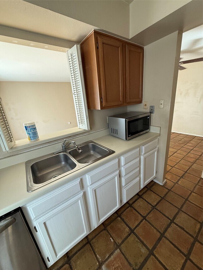 Building Photo - 305 Avondale St