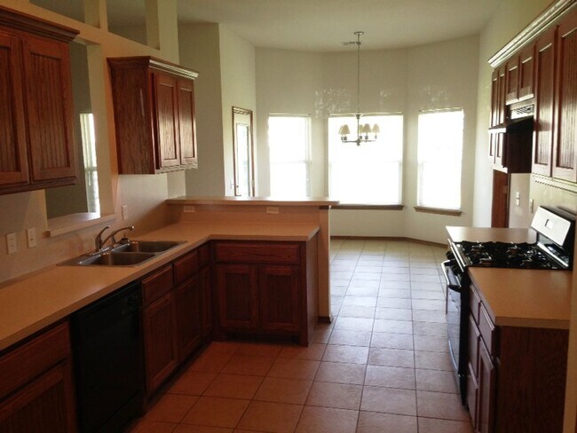 Building Photo - 3 Bed + Office - Moore Schools - Must See