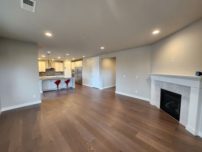 Building Photo - Large Spacious 4 Bed Home