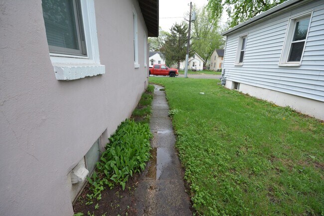 Building Photo - Charming 2 bedroom with beautiful features!