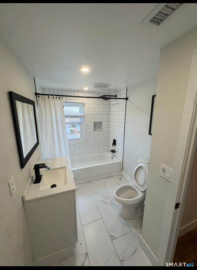 Building Photo - 35 Knapps Hwy