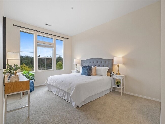 Building Photo - Available Now - 2 Bed/2 Bath End Unit Townhouse with Garage - Issaquah