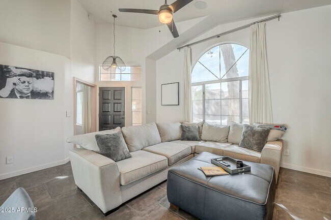 Building Photo - 9102 E Siesta Ln