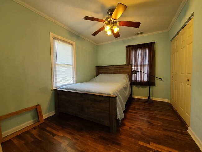 Building Photo - Furnished 2-bedroom, 1-bathroom House in S...