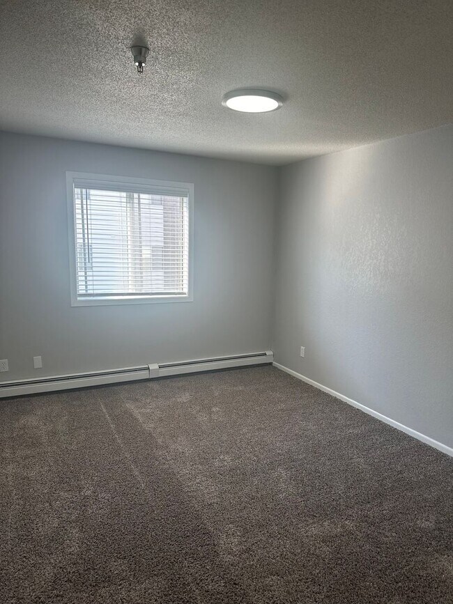 Building Photo - Spacious first floor one bedroom with mode...
