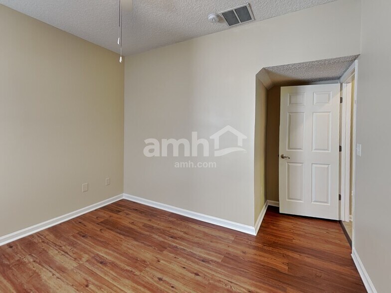 Building Photo - 6285 Pendragon Pl
