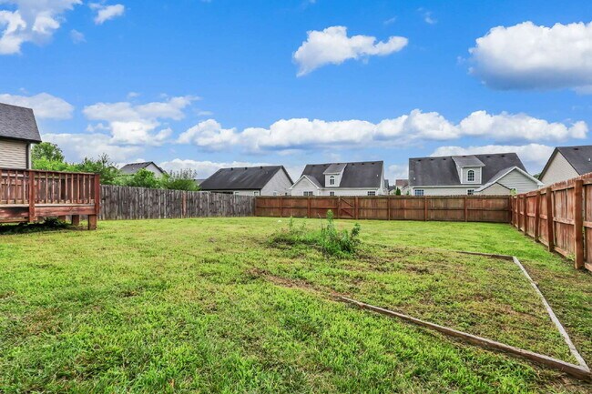Building Photo - Wonderful 2-story home close to Ft. Campbell