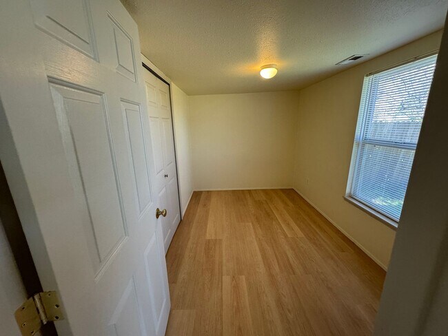 Building Photo - 1048/A/