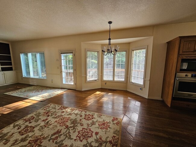 Building Photo - TRADITIONAL HOME IN PALISADES NEIGHBORHOOD...