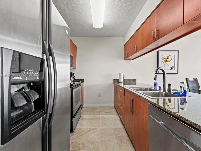 Building Photo - 1200 Brickell Bay Dr