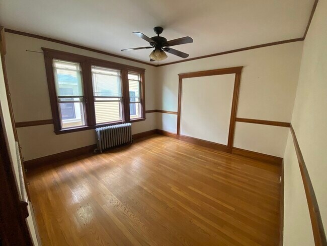 Building Photo - 33 Iroquois St