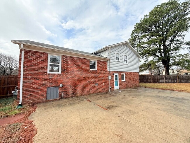 Building Photo - 4 Bedroom 2.5 Bath Tri-level home