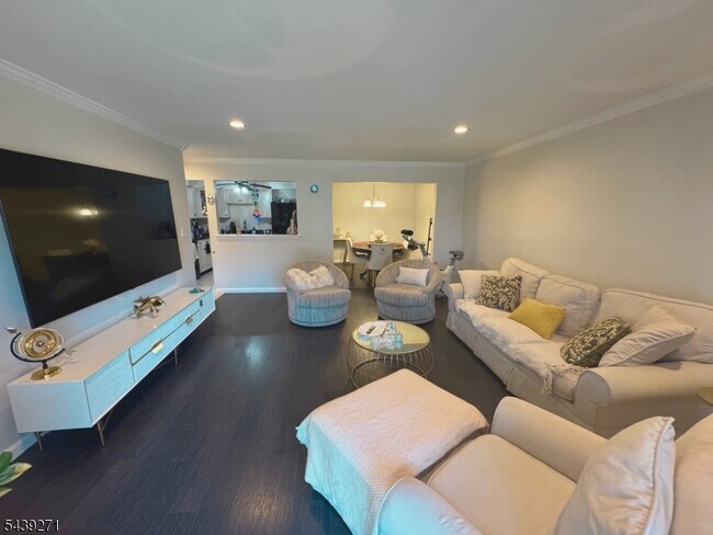 Building Photo - 806 Eves Dr