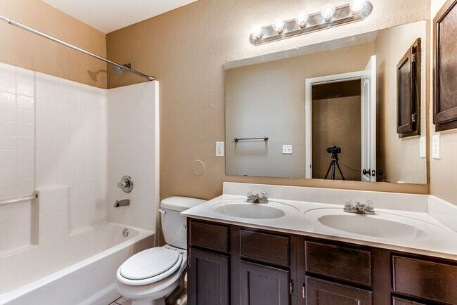 Building Photo - Refreshing 3 Bedroom Property with REFRIGERATED AIR 20 minute drive to Fort Bliss