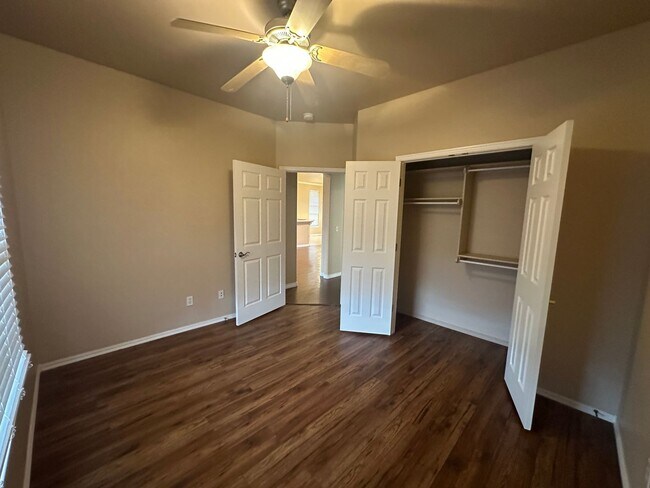 Building Photo - 2504 Thomas Dr