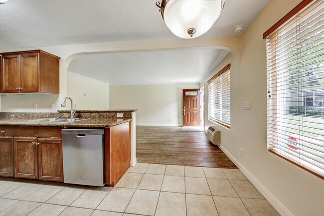 Building Photo - 792 Avocado Ave