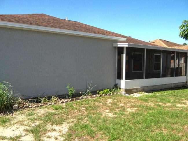 Building Photo - 4 bedroom & 2 bath home off of Bloomingdale Ave.