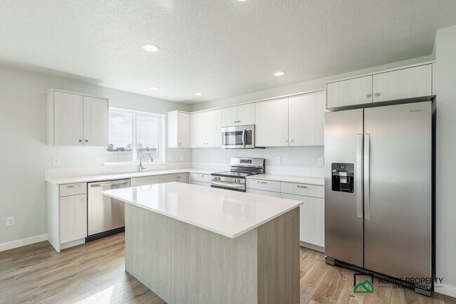 Building Photo - Brand New 5 Bed 3 Bath home 2600sf+ and a 3 car garage